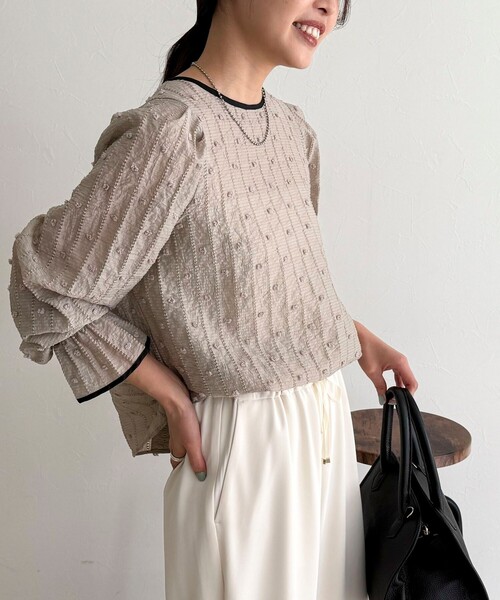 fredy emue（フレディエミュ）の「【大人気シリーズの最新作】バック釦配色ギャザーブラウス（シャツ/ブラウス・レディース・ブラック/グレイッシュベージュ/オフホワイト・38）」の13枚目の写真