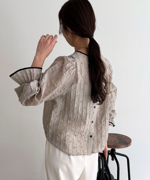 fredy emue（フレディエミュ）の「【大人気シリーズの最新作】バック釦配色ギャザーブラウス（シャツ/ブラウス・レディース・ブラック/グレイッシュベージュ/オフホワイト・38）」の14枚目の写真