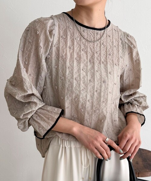 fredy emue（フレディエミュ）の「【大人気シリーズの最新作】バック釦配色ギャザーブラウス（シャツ/ブラウス・レディース・ブラック/グレイッシュベージュ/オフホワイト・38）」の15枚目の写真