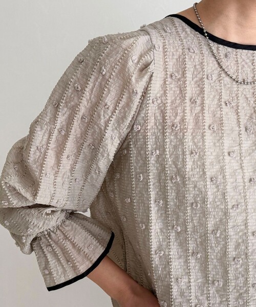 fredy emue（フレディエミュ）の「【大人気シリーズの最新作】バック釦配色ギャザーブラウス（シャツ/ブラウス・レディース・ブラック/グレイッシュベージュ/オフホワイト・38）」の9枚目の写真