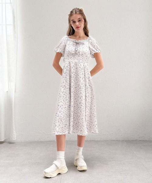 F i.n.t（フィント）の「リボンアイビーフラワー柄レースアップワンピース（ワンピース・レディース・ブラック×ブルー/アイボリー・FREE）」の4枚目の写真