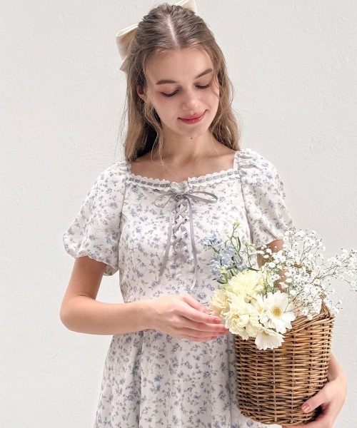 F i.n.t（フィント）の「リボンアイビーフラワー柄レースアップワンピース（ワンピース・レディース・ブラック×ブルー/アイボリー・FREE）」の5枚目の写真