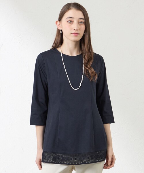amaca(アマカ)の「プレーティング天竺 レースコンビカットソー(Tシャツ/カットソー・レディース・オフホワイト/ダークネイビー・38/40)」の2枚目の写真