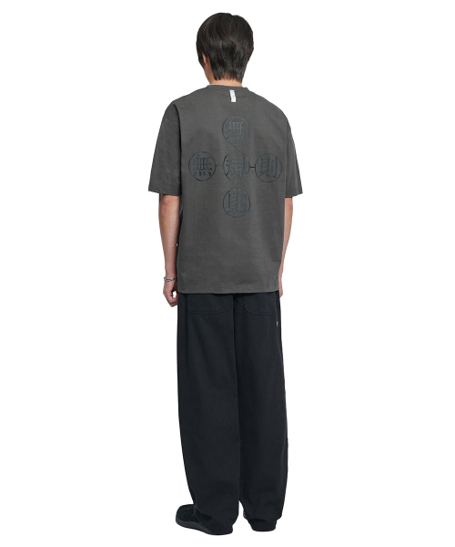 NOMANUAL(NOMANUAL)の「無規則 ORBIT CROSS Tシャツ - チャコール(Tシャツ/カットソー・レディース・その他・MEDIUM/LARGE/SMALL/X-LARGE)」の4枚目の写真