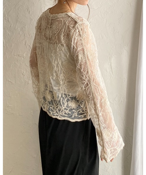 She's Closet(シーズクローゼット)の「長袖 ショート丈 かぎ針編み クロシェレースカーディガン(カーディガン/ボレロ・レディース・ブラック/アイボリー・FREE)」の4枚目の写真