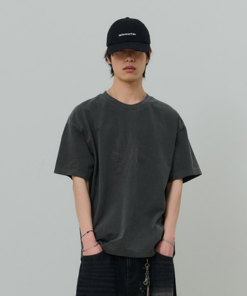 DESIRED(デシレッド)の「フロントグラフィックピグメント半袖Tシャツ-FBSK5810D09(Tシャツ/カットソー・メンズ・ダークグレー・MEDIUM/LARGE/X-LARGE)」の1枚目の写真