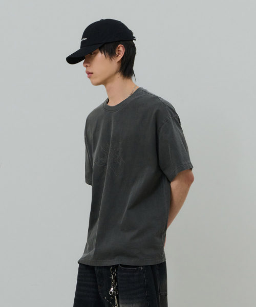DESIRED(デシレッド)の「フロントグラフィックピグメント半袖Tシャツ-FBSK5810D09(Tシャツ/カットソー・メンズ・ダークグレー・MEDIUM/LARGE/X-LARGE)」の8枚目の写真