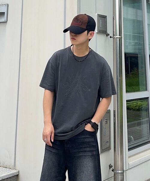 DESIRED(デシレッド)の「フロントグラフィックピグメント半袖Tシャツ-FBSK5810D09(Tシャツ/カットソー・メンズ・ダークグレー・MEDIUM/LARGE/X-LARGE)」の13枚目の写真