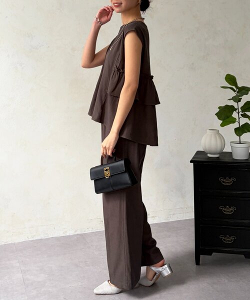 Chez toi(シェトワ)の「【セットアップ】バックフリルブラウス×パンツ(ワンピース・レディース・チャコールグレー/ピンク系その他/ベージュ・FREE)」の1枚目の写真