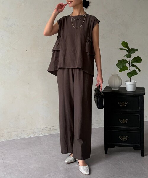 Chez toi(シェトワ)の「【セットアップ】バックフリルブラウス×パンツ(ワンピース・レディース・チャコールグレー/ピンク系その他/ベージュ・FREE)」の4枚目の写真