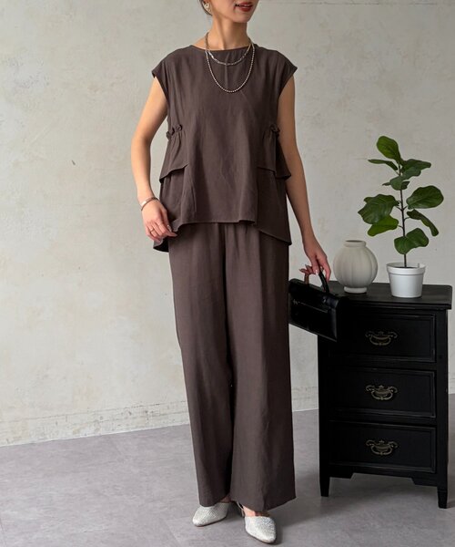Chez toi(シェトワ)の「【セットアップ】バックフリルブラウス×パンツ(ワンピース・レディース・チャコールグレー/ピンク系その他/ベージュ・FREE)」の5枚目の写真