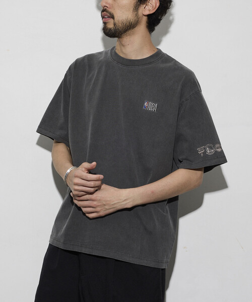 FREAK'S STORE(フリークスストア)の「NBA × FREAK'S STORE 別注 ランダムチームロゴ バックプリント クルーネックTシャツ(Tシャツ/カットソー・メンズ・ネイビー/グリーン/ナチュラル/チャコールグレー・MEDIUM/LARGE)」の5枚目の写真