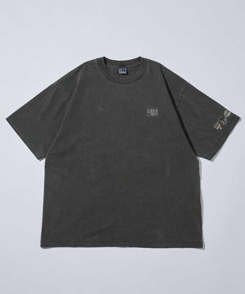 FREAK'S STORE(フリークスストア)の「NBA × FREAK'S STORE 別注 ランダムチームロゴ バックプリント クルーネックTシャツ(Tシャツ/カットソー・メンズ・ネイビー/グリーン/ナチュラル/チャコールグレー・MEDIUM/LARGE)」の6枚目の写真