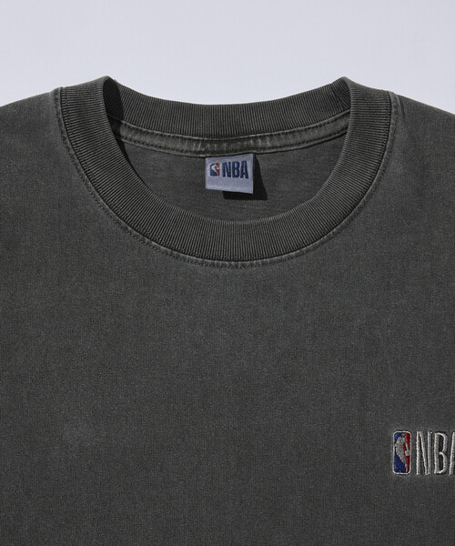 FREAK'S STORE(フリークスストア)の「NBA × FREAK'S STORE 別注 ランダムチームロゴ バックプリント クルーネックTシャツ(Tシャツ/カットソー・メンズ・ネイビー/グリーン/ナチュラル/チャコールグレー・MEDIUM/LARGE)」の7枚目の写真