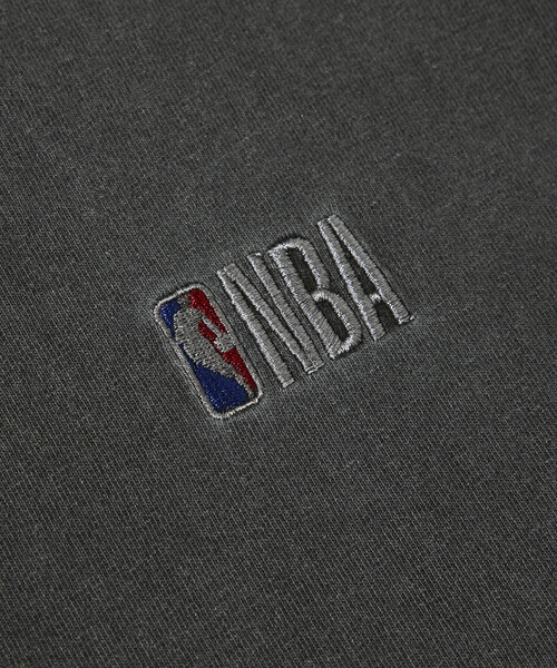 FREAK'S STORE(フリークスストア)の「NBA × FREAK'S STORE 別注 ランダムチームロゴ バックプリント クルーネックTシャツ(Tシャツ/カットソー・メンズ・ネイビー/グリーン/ナチュラル/チャコールグレー・MEDIUM/LARGE)」の8枚目の写真