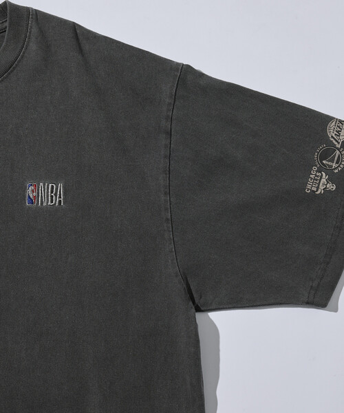 FREAK'S STORE(フリークスストア)の「NBA × FREAK'S STORE 別注 ランダムチームロゴ バックプリント クルーネックTシャツ(Tシャツ/カットソー・メンズ・ネイビー/グリーン/ナチュラル/チャコールグレー・MEDIUM/LARGE)」の9枚目の写真