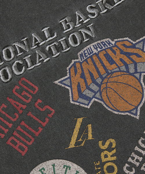 FREAK'S STORE(フリークスストア)の「NBA × FREAK'S STORE 別注 ランダムチームロゴ バックプリント クルーネックTシャツ(Tシャツ/カットソー・メンズ・ネイビー/グリーン/ナチュラル/チャコールグレー・MEDIUM/LARGE)」の16枚目の写真