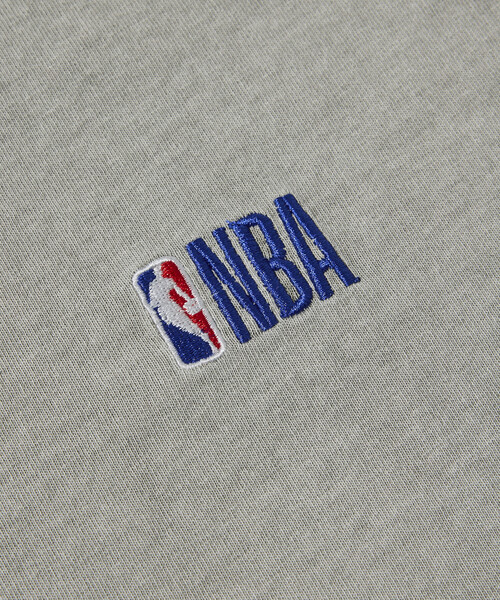FREAK'S STORE(フリークスストア)の「NBA × FREAK'S STORE 別注 ランダムチームロゴ バックプリント クルーネックTシャツ(Tシャツ/カットソー・メンズ・ネイビー/グリーン/ナチュラル/チャコールグレー・MEDIUM/LARGE)」の18枚目の写真