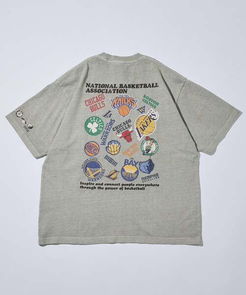 FREAK'S STORE(フリークスストア)の「NBA × FREAK'S STORE 別注 ランダムチームロゴ バックプリント クルーネックTシャツ(Tシャツ/カットソー・メンズ・ネイビー/グリーン/ナチュラル/チャコールグレー・MEDIUM/LARGE)」の19枚目の写真