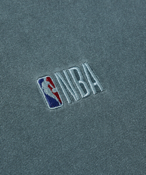 FREAK'S STORE(フリークスストア)の「NBA × FREAK'S STORE 別注 ランダムチームロゴ バックプリント クルーネックTシャツ(Tシャツ/カットソー・メンズ・ネイビー/グリーン/ナチュラル/チャコールグレー・MEDIUM/LARGE)」の21枚目の写真