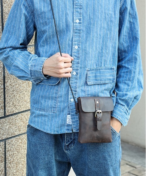 NiiNa(ニーナ)の「【 NiiNa homme / ニーナオム 】高品質牛革 シック ショルダーバッグ(ショルダーバッグ・メンズ・ブラウン・FREE)」の1枚目の写真