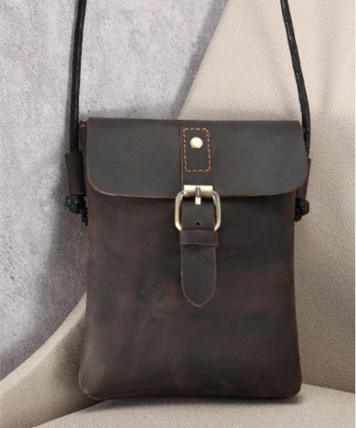 NiiNa(ニーナ)の「【 NiiNa homme / ニーナオム 】高品質牛革 シック ショルダーバッグ(ショルダーバッグ・メンズ・ブラウン・FREE)」の7枚目の写真