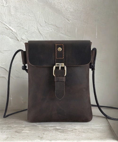 NiiNa(ニーナ)の「【 NiiNa homme / ニーナオム 】高品質牛革 シック ショルダーバッグ(ショルダーバッグ・メンズ・ブラウン・FREE)」の9枚目の写真