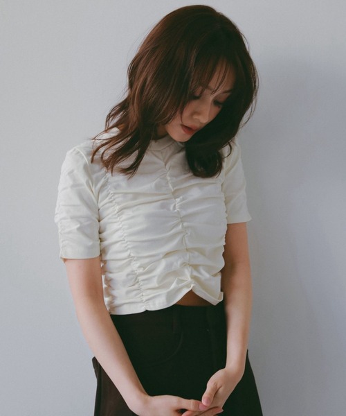 N WITH.(エヌウィズ)の「シャーリングショートスリーブトップス(Tシャツ/カットソー・レディース・ブラック/アイボリー・MEDIUM/SMALL)」の1枚目の写真