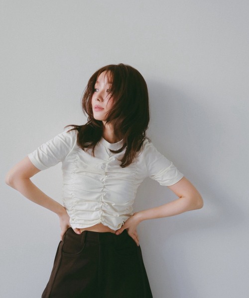 N WITH.(エヌウィズ)の「シャーリングショートスリーブトップス(Tシャツ/カットソー・レディース・ブラック/アイボリー・MEDIUM/SMALL)」の5枚目の写真