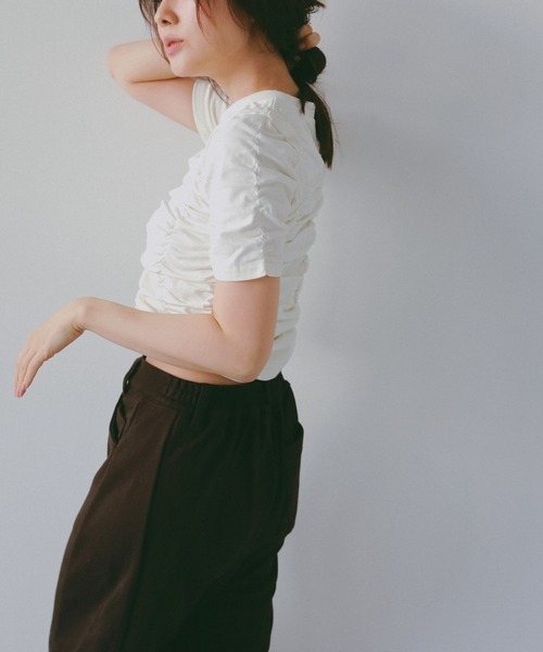N WITH.(エヌウィズ)の「シャーリングショートスリーブトップス(Tシャツ/カットソー・レディース・ブラック/アイボリー・MEDIUM/SMALL)」の7枚目の写真