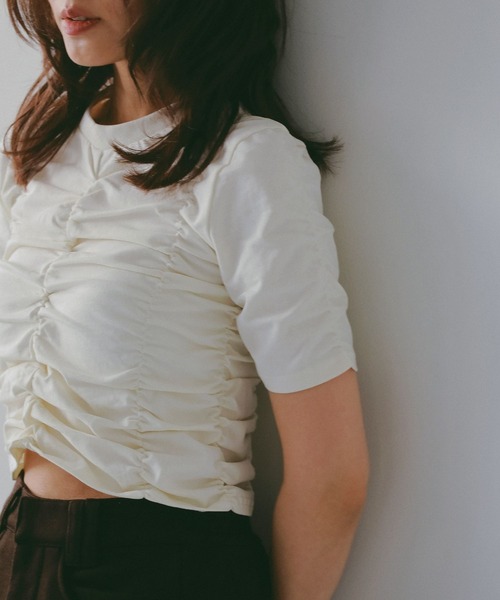 N WITH.(エヌウィズ)の「シャーリングショートスリーブトップス(Tシャツ/カットソー・レディース・ブラック/アイボリー・MEDIUM/SMALL)」の9枚目の写真