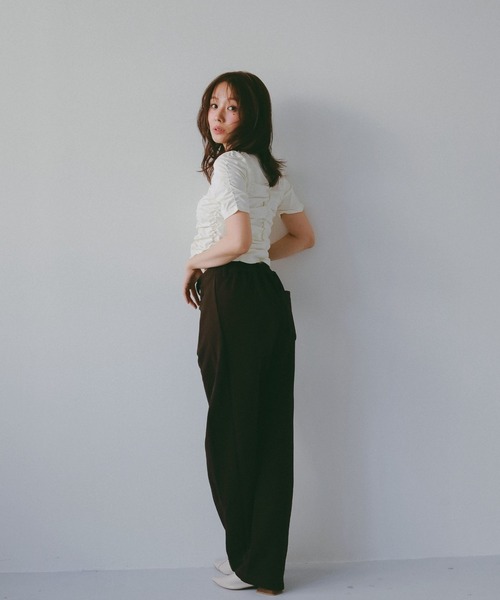 N WITH.(エヌウィズ)の「シャーリングショートスリーブトップス(Tシャツ/カットソー・レディース・ブラック/アイボリー・MEDIUM/SMALL)」の10枚目の写真