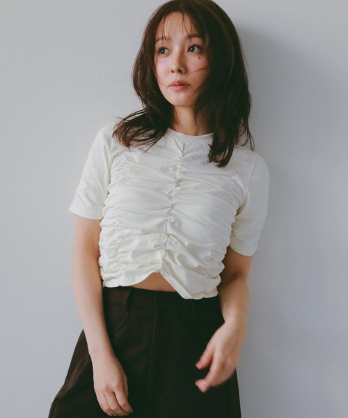 N WITH.(エヌウィズ)の「シャーリングショートスリーブトップス(Tシャツ/カットソー・レディース・ブラック/アイボリー・MEDIUM/SMALL)」の12枚目の写真