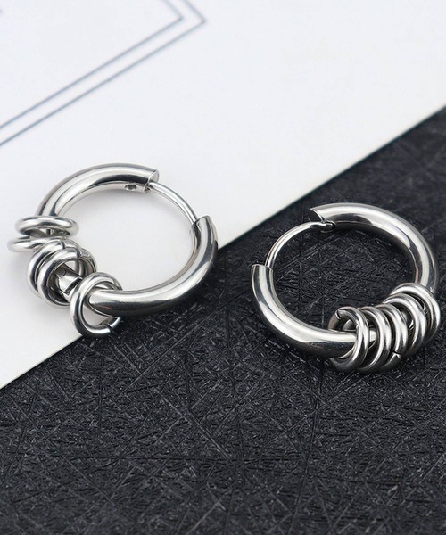 CHRONOM（クロノム）の「5連リングフープピアス（両耳用）（ピアス（両耳用）・メンズ・ゴールド/ブラック・M/L）」の4枚目の写真