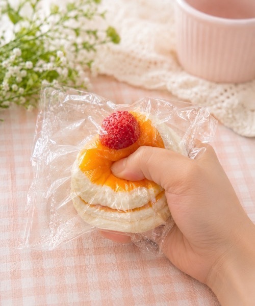 いちごパンケーキ水感スクイーズ（おもちゃ）｜Curaful（クラフル）の