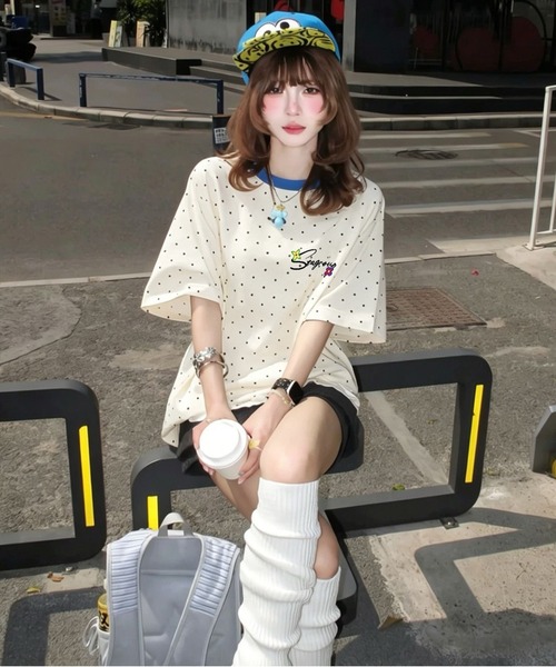 AsheKsha(アシクシャ)の「バイカラードット総柄アプリコット半袖ゆったりトップス(Tシャツ/カットソー・レディース・ベージュ・M)」の2枚目の写真