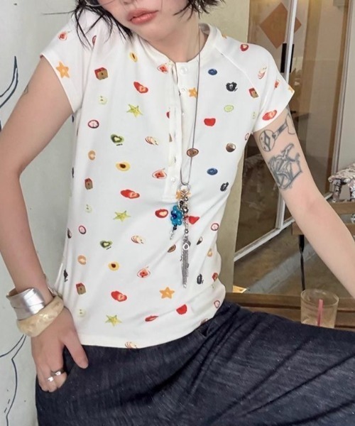 almo(アルモ)の「【LAMPOON】フルーツマルチプリントヘンリーネックTシャツ(Tシャツ/カットソー・レディース・ホワイト・LARGE/MEDIUM/SMALL)」の1枚目の写真