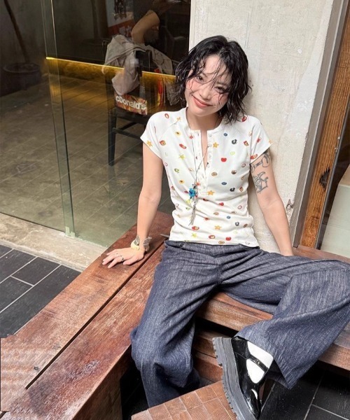 almo(アルモ)の「【LAMPOON】フルーツマルチプリントヘンリーネックTシャツ(Tシャツ/カットソー・レディース・ホワイト・LARGE/MEDIUM/SMALL)」の2枚目の写真