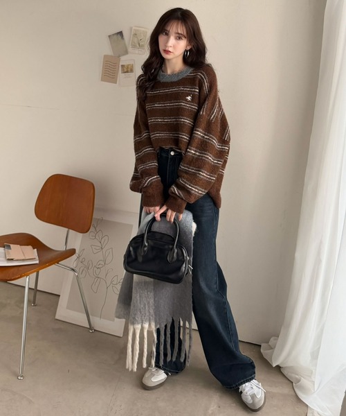 classicalelf(クラシカルエルフ)の「“配色”と“質感”で差をつける。胸刺繍ブークレー素材配色ボーダークルーネックニット(長袖)(ニット/セーター・レディース・グレー/ネイビー/ブラウン/アイボリー・LARGE/MEDIUM/SMALL/X-LARGE)」の8枚目の写真