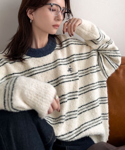 classicalelf(クラシカルエルフ)の「“配色”と“質感”で差をつける。胸刺繍ブークレー素材配色ボーダークルーネックニット(長袖)(ニット/セーター・レディース・グレー/ネイビー/ブラウン/アイボリー・LARGE/MEDIUM/SMALL/X-LARGE)」の5枚目の写真