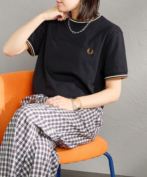 FRED PERRY（フレッドペリー）の「[FRED PERRY/フレッドペリー] ツインティップライン ワンポイントロゴ刺繍Tシャツ M1588V（Tシャツ/カットソー・レディース・ダークグレー/ダークグリーン/モスグリーン/サックスブルー/ネイビー系/キナリ/キャメル/ブラック系・XS/S/M/L/XL）」の3枚目の写真