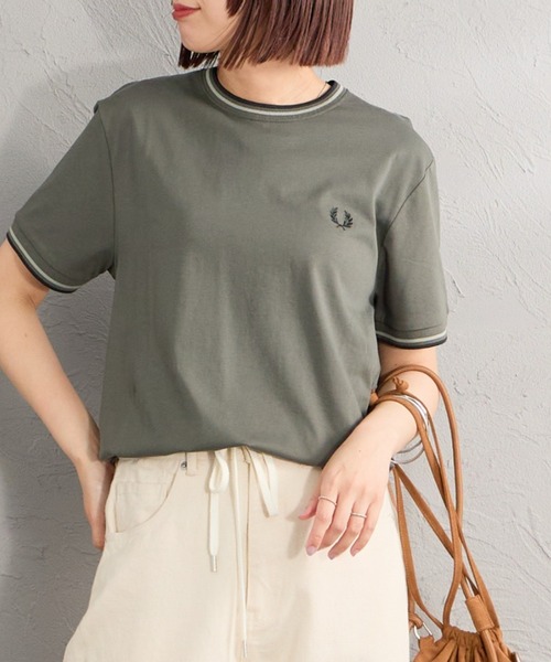 FRED PERRY（フレッドペリー）の「[FRED PERRY/フレッドペリー] ツインティップライン ワンポイントロゴ刺繍Tシャツ M1588V（Tシャツ/カットソー・レディース・ダークグレー/ダークグリーン/モスグリーン/サックスブルー/ネイビー系/キナリ/キャメル/ブラック系・XS/S/M/L/XL）」の5枚目の写真