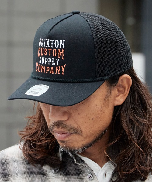 BRIXTON(ブリクストン)の「BRIXTON/ブリクストン WHEATON C NP MP TRUCKER HAT メッシュキャップ 刺繍 カーブバイザー スナップバック 吸湿 メンズ ユニセックス 2026年 夏 夏服(キャップ・メンズ・ブラック×ブラック・FREE)」の1枚目の写真