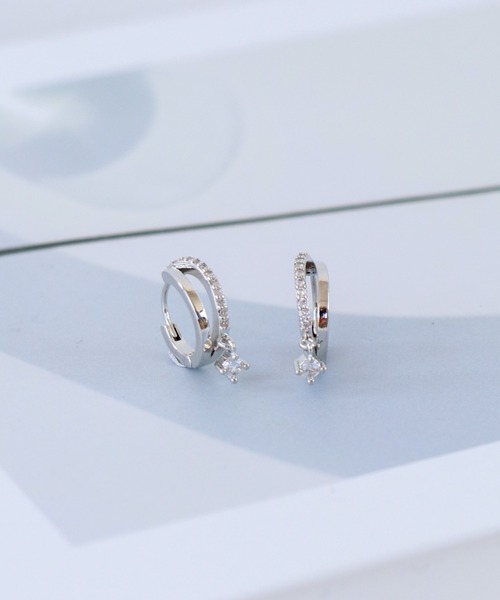 Three Four Time（ｽﾘｰﾌｫｰﾀｲﾑ）の「チャームダブルラインワンタッチピアス（ピアス（両耳用）・レディース・ゴールド/シルバー/ピンクゴールド・FREE）」の2枚目の写真