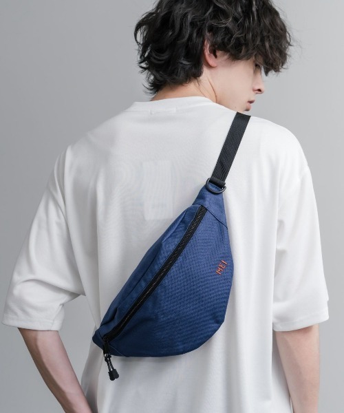 MEI(メイ)の「MEI メイ STANDARD MOON SHOULDE ワンポイントロゴ刺繍三日月型ボディバッグ/ウエストポーチ/ショルダーバッグ(ボディバッグ/ウエストポーチ・メンズ・ネイビー/ブラック・FREE)」の2枚目の写真