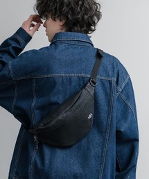 MEI | MEI メイ STANDARD MOON SHOULDE ワンポイントロゴ刺繍三日月型ボディバッグ/ウエストポーチ/ショルダーバッグ(ボディバッグ/ウエストポーチ)