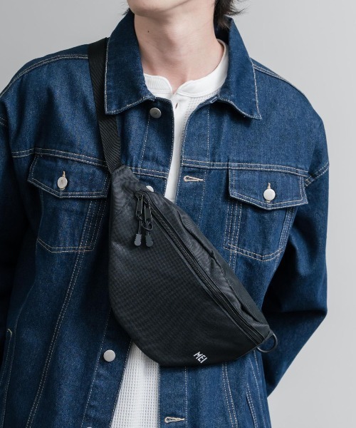 MEI(メイ)の「MEI メイ STANDARD MOON SHOULDE ワンポイントロゴ刺繍三日月型ボディバッグ/ウエストポーチ/ショルダーバッグ(ボディバッグ/ウエストポーチ・メンズ・ネイビー/ブラック・FREE)」の3枚目の写真