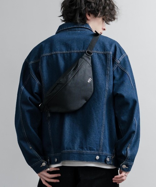 MEI(メイ)の「MEI メイ STANDARD MOON SHOULDE ワンポイントロゴ刺繍三日月型ボディバッグ/ウエストポーチ/ショルダーバッグ(ボディバッグ/ウエストポーチ・メンズ・ネイビー/ブラック・FREE)」の4枚目の写真