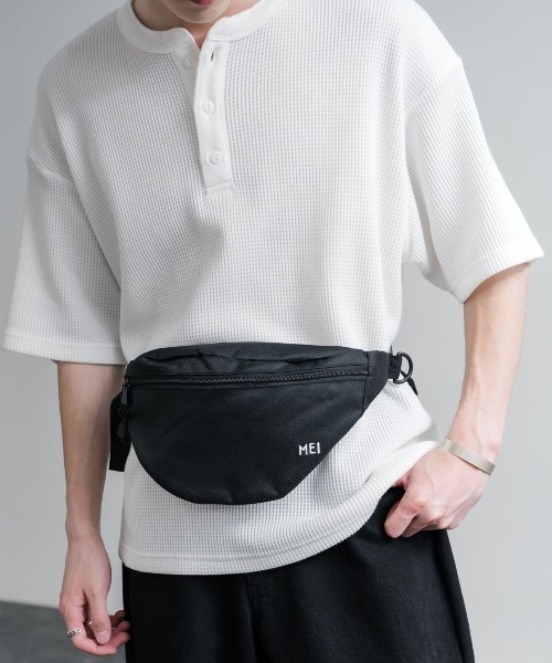 MEI(メイ)の「MEI メイ STANDARD MOON SHOULDE ワンポイントロゴ刺繍三日月型ボディバッグ/ウエストポーチ/ショルダーバッグ(ボディバッグ/ウエストポーチ・メンズ・ネイビー/ブラック・FREE)」の7枚目の写真