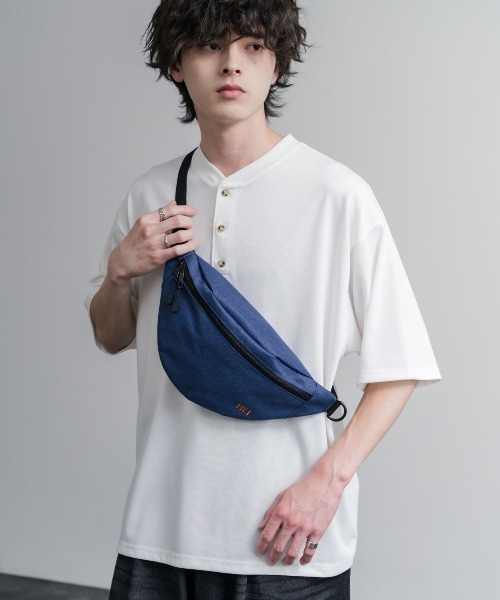 MEI(メイ)の「MEI メイ STANDARD MOON SHOULDE ワンポイントロゴ刺繍三日月型ボディバッグ/ウエストポーチ/ショルダーバッグ(ボディバッグ/ウエストポーチ・メンズ・ネイビー/ブラック・FREE)」の11枚目の写真